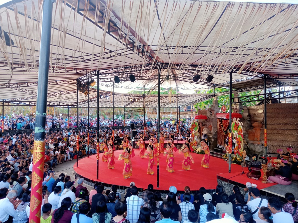 PENONTON: Penampilan Janger Melampahan Duta Gianyar di Kalangan Ratna Kanda, Minggu (30/6/2024) berhasil memukau penonton.