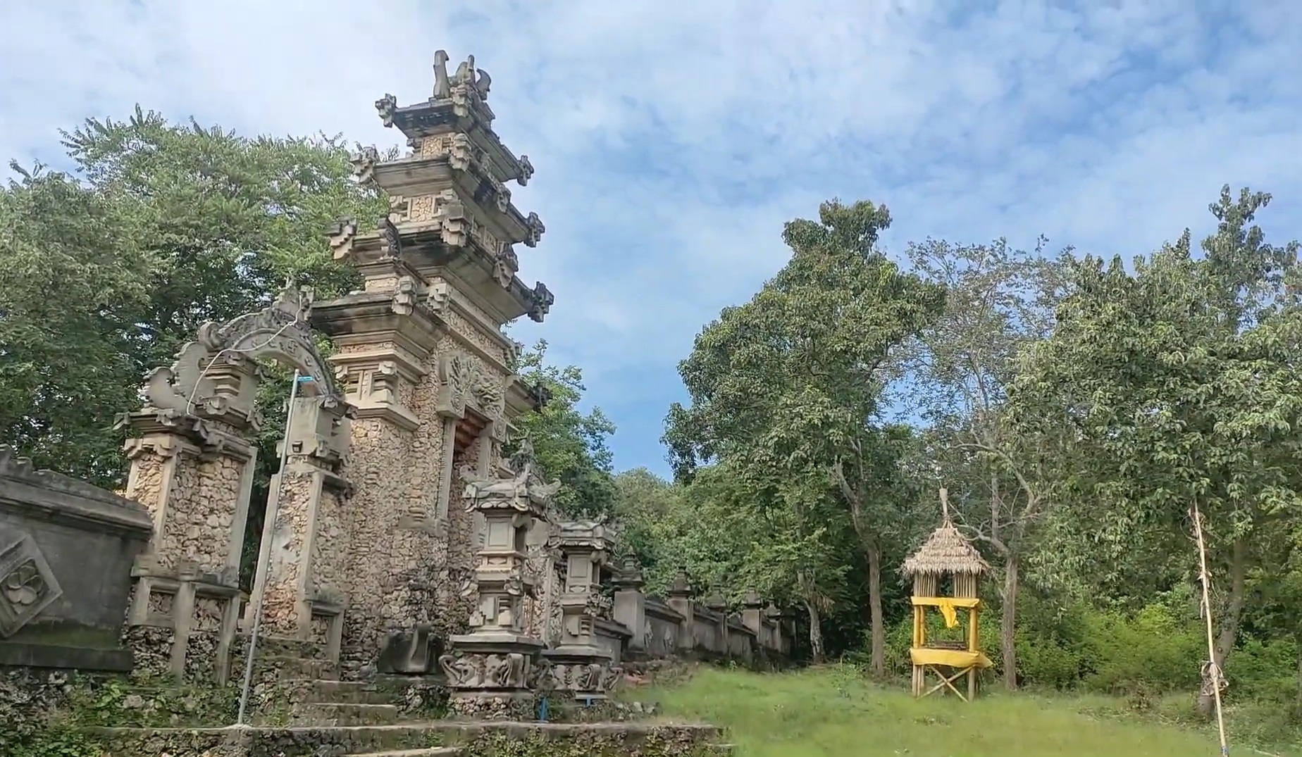 Pura Dang Kahyangan Prapat Agung di Kawasan Taman Nasional Bali Barat yang merupakan petilasan Dang Hyang Nirartha