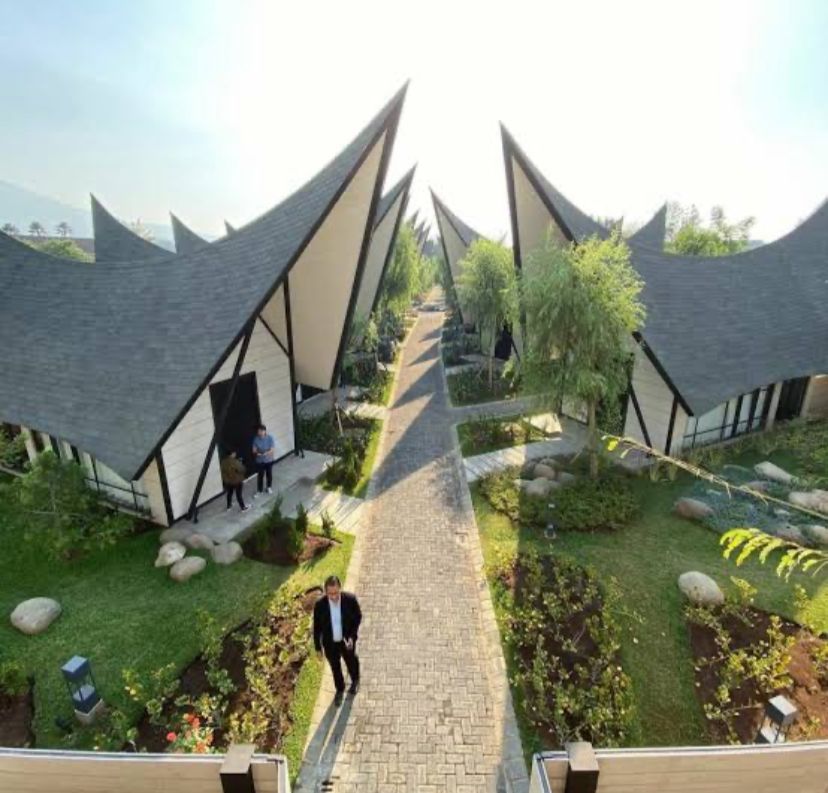 RUMAH GADANG: Penginapan ini memiliki desain lebih unik dari glamping di Kintamani Bali. Bathub diletakkan di luar, bisa rasakan sensasi Rumah Gadang.