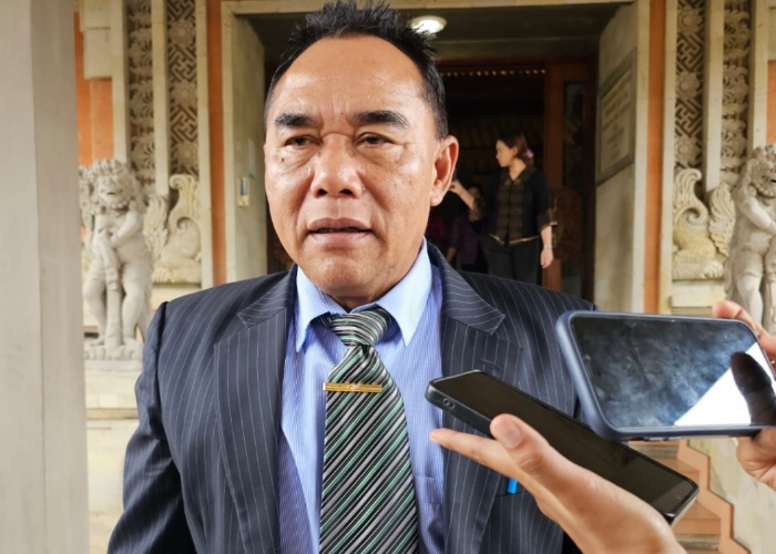 BERI SANKSI: Ketua DPRD Bali, I Nyoman Adi Wiryatama saat diwawancara usai rapat paripurna, Senin (1/7)