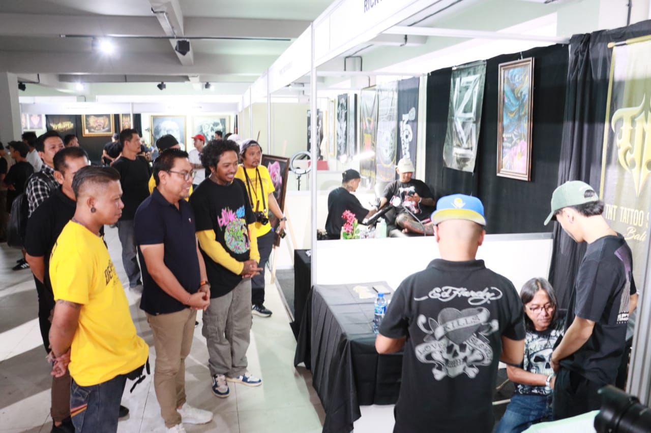 Wakil Walikota Denpasar, I Kadek Agus Arya Wibawa membuka Denpasar Tattoo Exhibition, Sabtu (29/6) di Graha Yowana Suci, Denpasar.