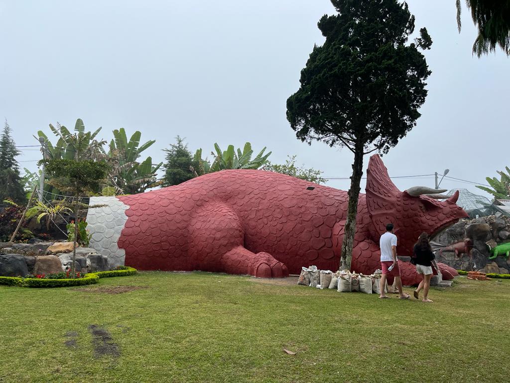 DINOSAURUS: Bukan glamping di Kintamani, tapi taman kaktus di dalam perut dinosaurus yang mirip dengan tempat widata di Nong Nooch Tropical Garden, Thailand