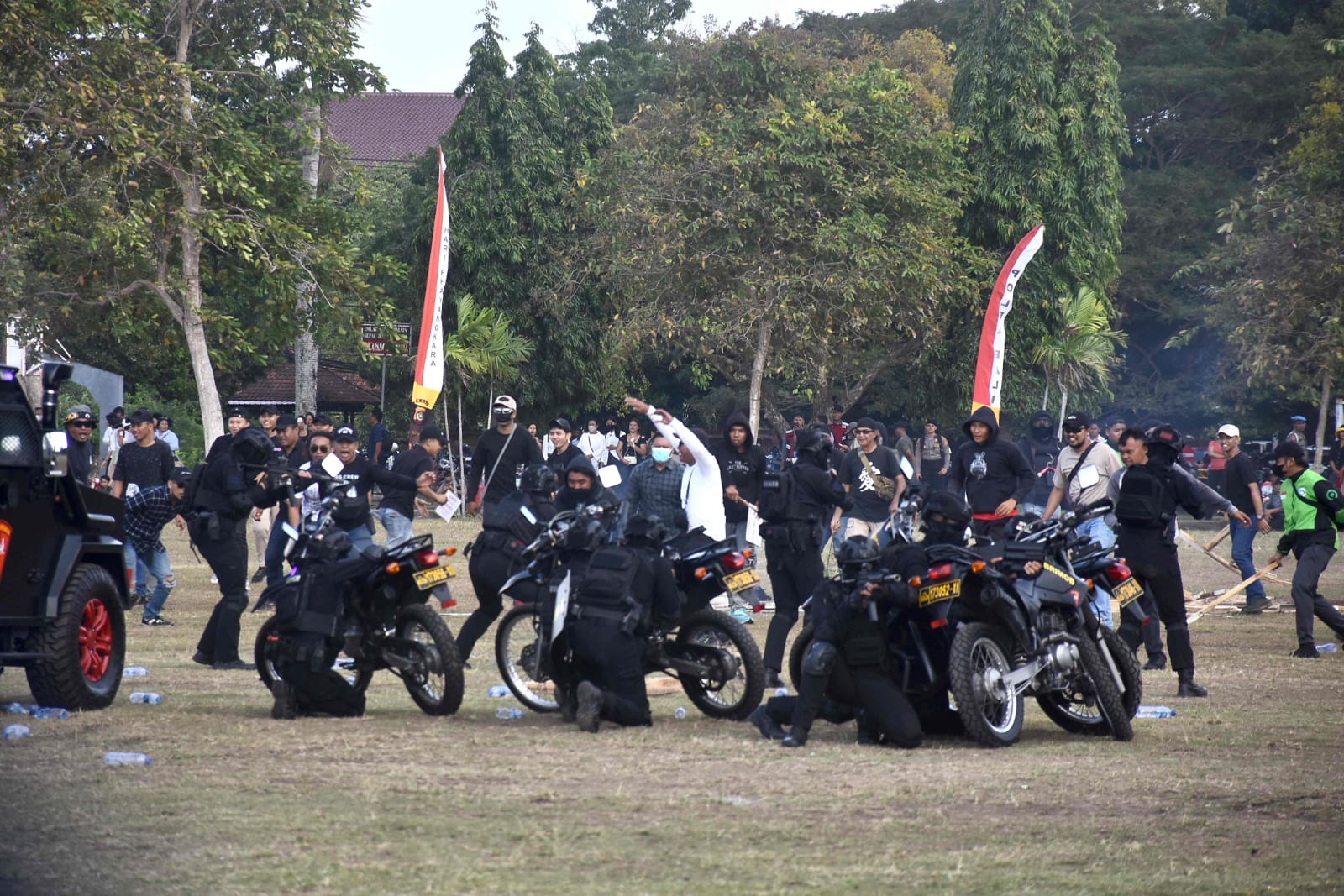 HADAPI:  Pasukan Brigade Mobile (Brimob) Polda Bali saat menghadapi massa aksi yang anarkis di Lapangan Niti Mandala, Renon, Denpasar.