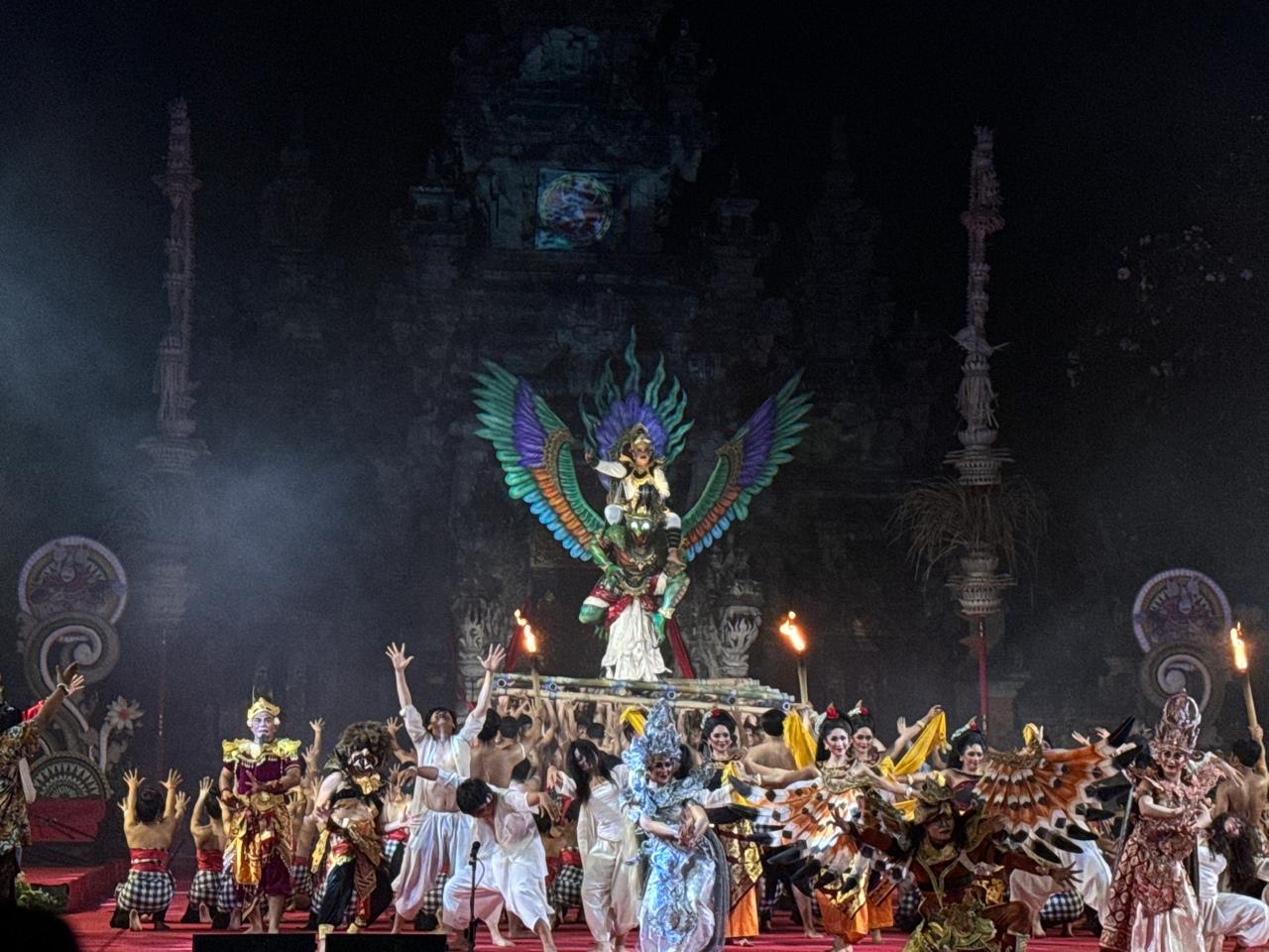 PERDANA: Pementasan Tari Kecak Kolosal GWK di PKB ke-46 dengan cerita yang berbeda di panggung terbuka Ardha Candra, Art Centre, Denpasar, Minggu (30/6).