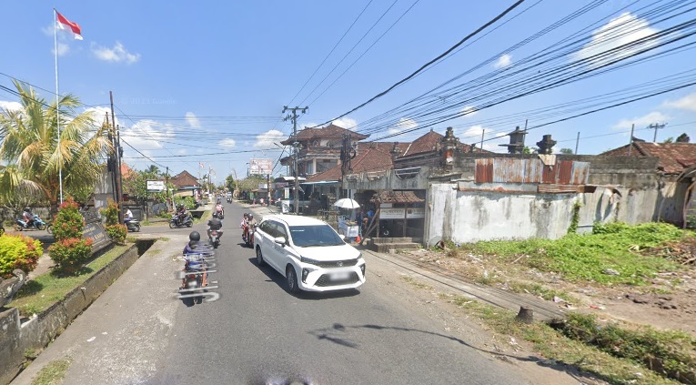 Lokasi tanah kosong di kanan di Jalan Tendean, Banjar Tanah Bang, Desa Banjar Anyar, KecamatanKediri, Tabanan yang dijadikan tempat parkir pikap pedagang untuk berjualan hingga cekcok dengan pecalang.