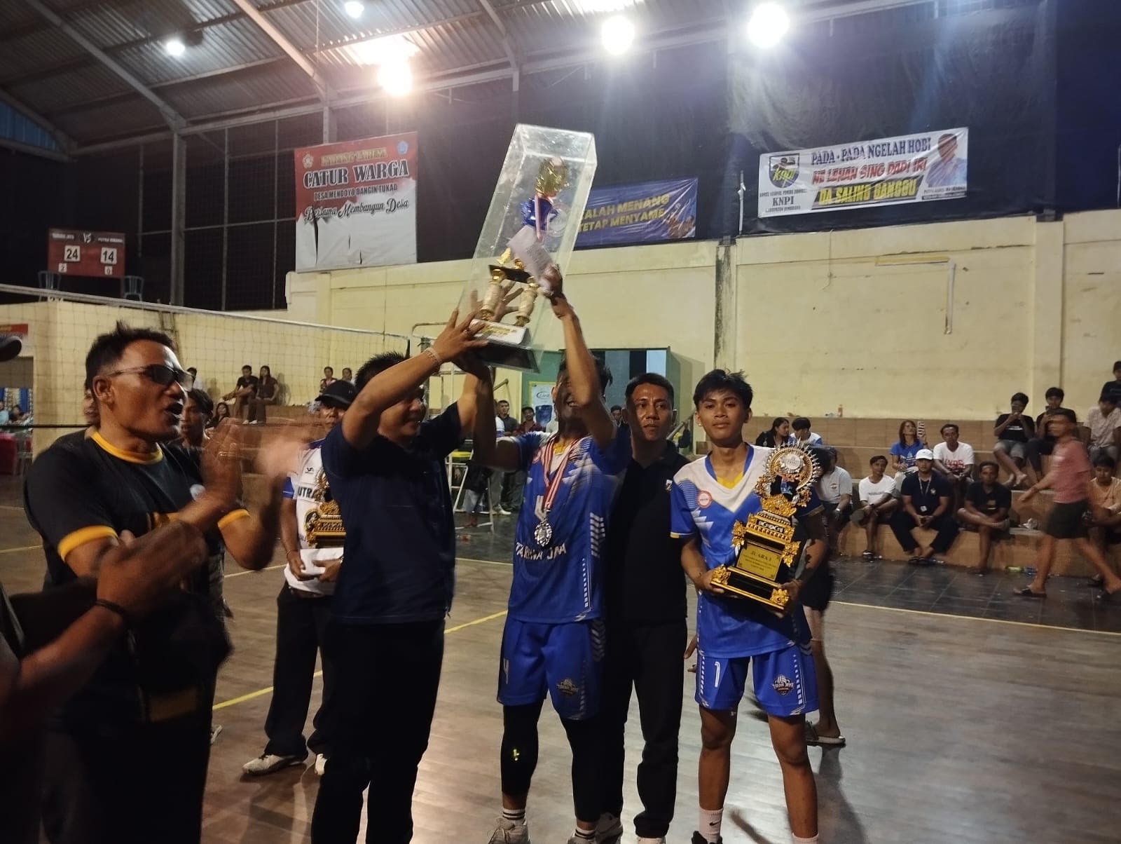 JUARA: Para juara PBVSI Cup II Jembrana menerima hadiah di Gor Taruna Jaya Desa Mendoyo Dangin Tukad, Kecamatan Mendoyo, Kabupaten Jembrana.