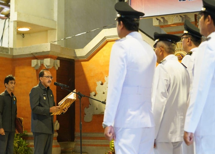 Pengukuhan Perpanjangan Masa Jabatan Kepala Desa (Perbekel), Badan Permusyawaratan Desa (BPD), dan Tim Penggerak PKK Desa se-Kabupaten Klungkung di Alun-Alun Ida I Dewa Agung Istri Kanya, Rabu (3/7).