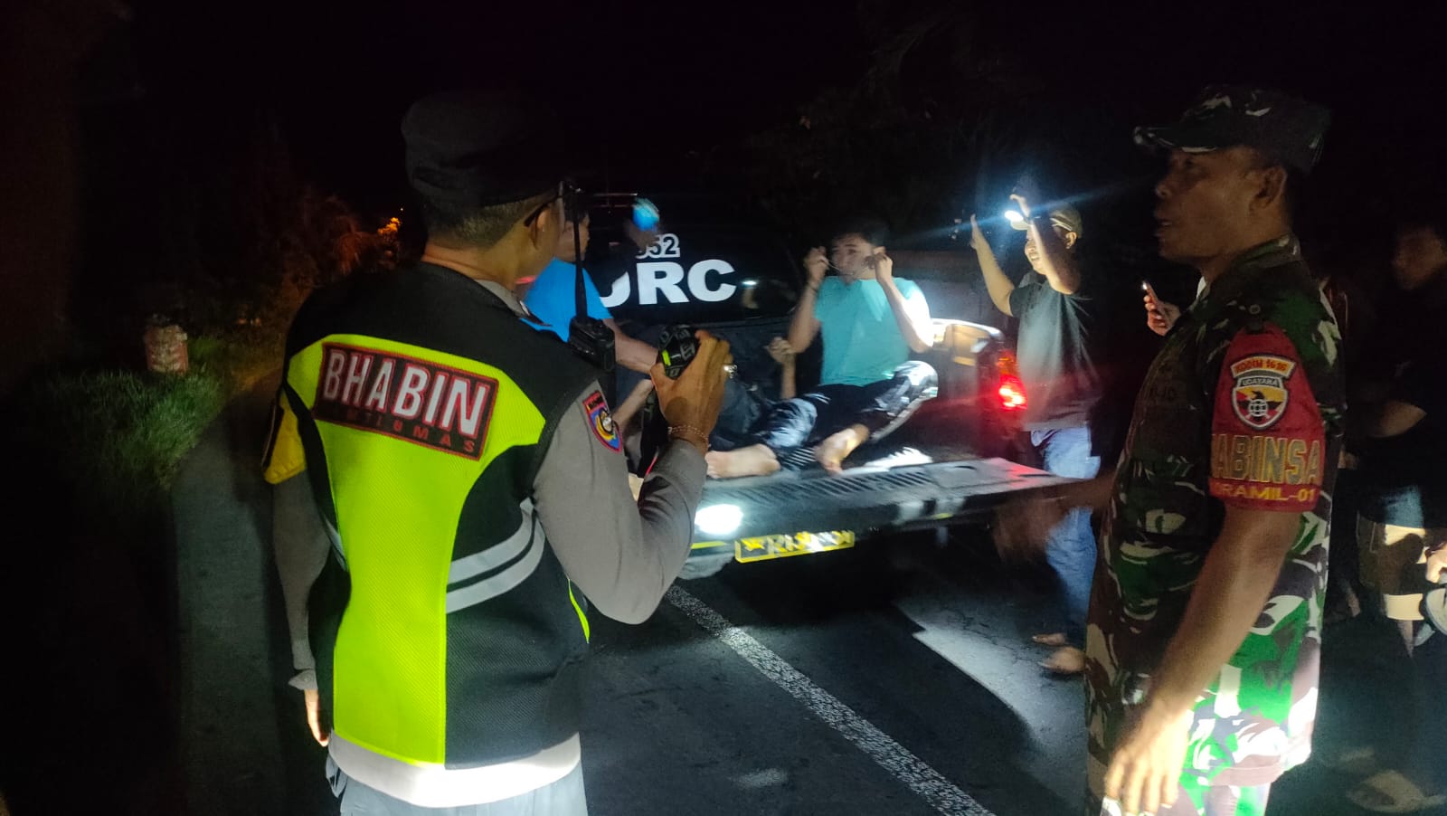 TNI dan Polri bersama warga mengevakuasi Made Mardika, pria Blahpane Kelod, Desa Sidan, Gianyar, yang jatuh ke jurang di Banjar Blahpane Kaja pada Rabu (3/7/12) dini hari.