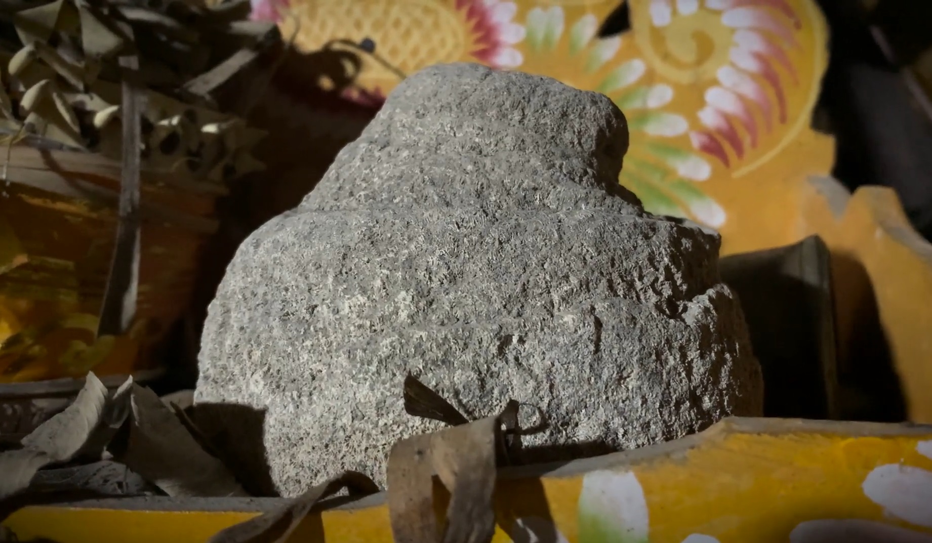 Krakah Modre yang berupa bebatuan di Pelinggih Pura Wayah Dalem Nusa Ceningan, Kecamatan Nusa Penida, Klungkung, Bali