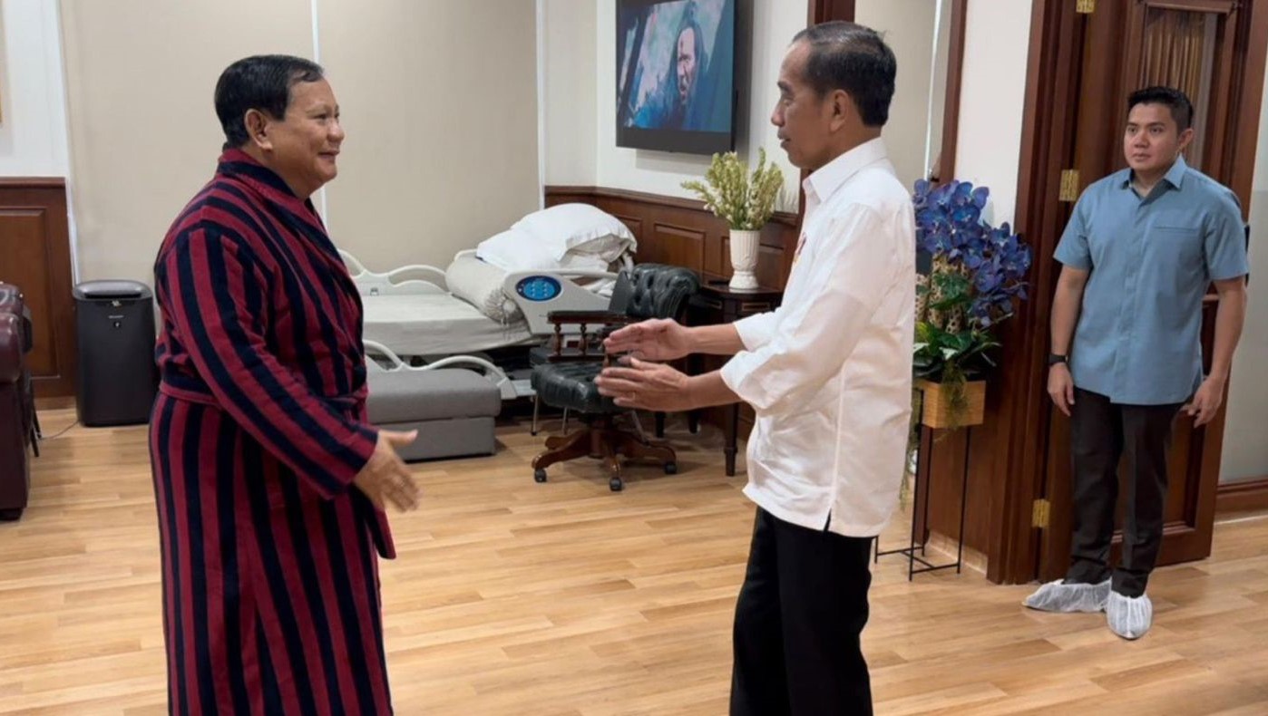 Ketua Umum Partai Gerindra Prabowo Subianto didatangi Presiden RI Joko Widodo usai operasi kaki.