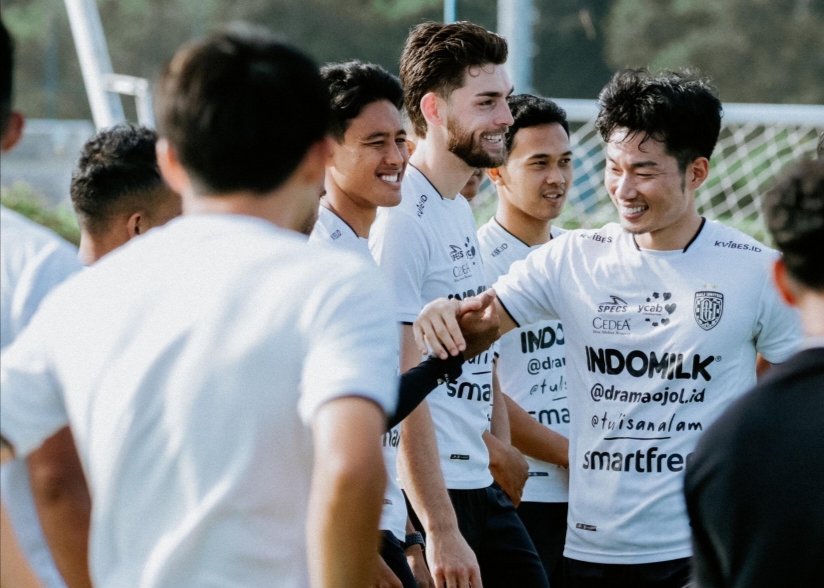 Kenzo Nambu (paling kanan) saat hadir di latihan perdana tim Bali United.