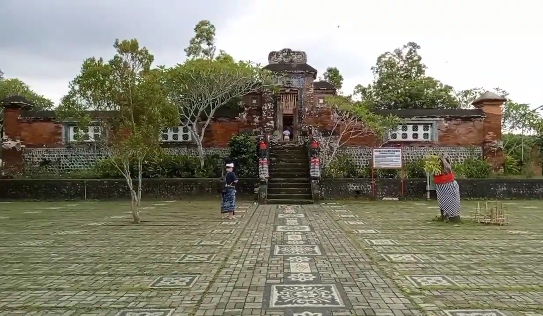 Pura Meru Narmada di Desa Lembuak, Kecamatan Narmada, Kabupaten Lombok Barat, Provinsi Nusa Tenggara Barat yang dijadikan sebagai tempat melukat memohon tamba dan keturunan