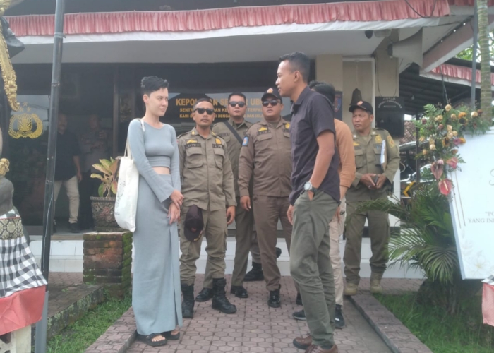 DIAMANKAN : Tamu Asing Asal Rusia berhasil diamankan petugas Pol PP Gianyar karena ulahnya yang tidak mau membayar makanan Alaya Resort.
