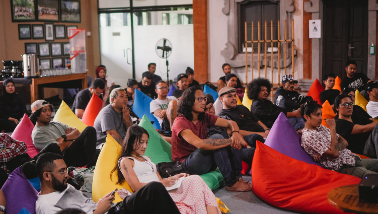 15 musisi ternama Indonesia, termasuk Efek Rumah Kaca, Voice of Baceprot, dan Petra Sihombing, berkumpul di Ubud untuk mengikuti lokakarya yang diadakan oleh IKLIM.