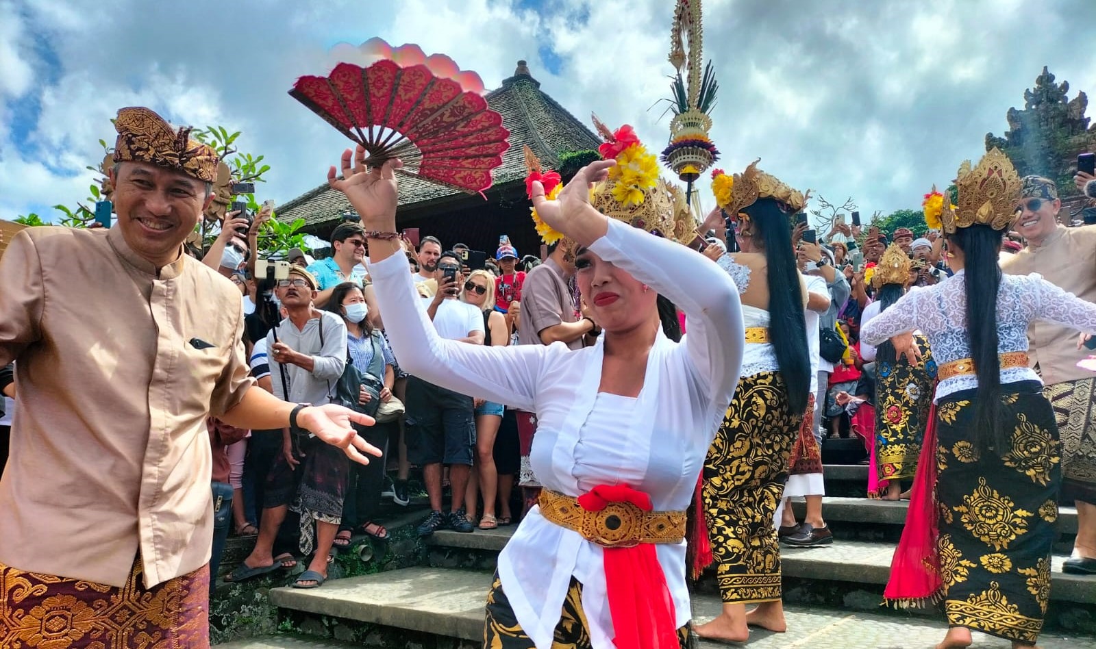 Pementasan joged bumbung kolosal meriahkan pembukaan Penglipuran Village Festival, Kamis (4/7/2024).