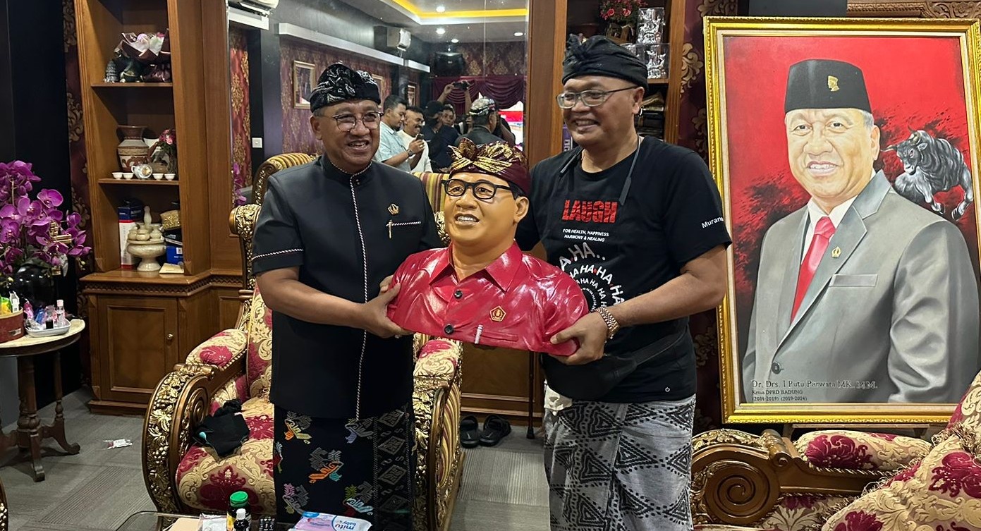 Ketua DPRD Badung Putu Parwata saat menerima tanda apresiasi berupa patung dari Ambara Asram di kediamannya, Kamis (4/7/2024).