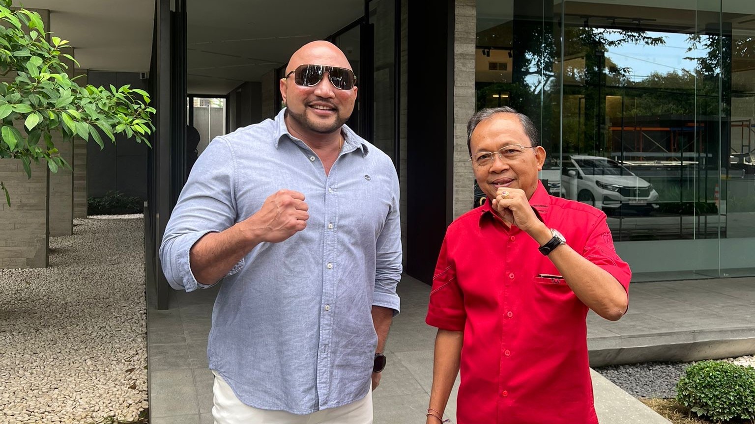 Ketua DPD PDIP Bali Wayan Koster (kanan) dan Ketua DPD Gerindra Bali, I Made Muliawan Arya alias De Gadjah, tampak bertemu di sebuah rumah makan di kawasan Renon Denpasar, Kamis (4/7/2024).