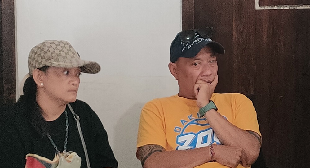 Wayan Suparta dan istrinya, Airin di Kantor LBH Bali.