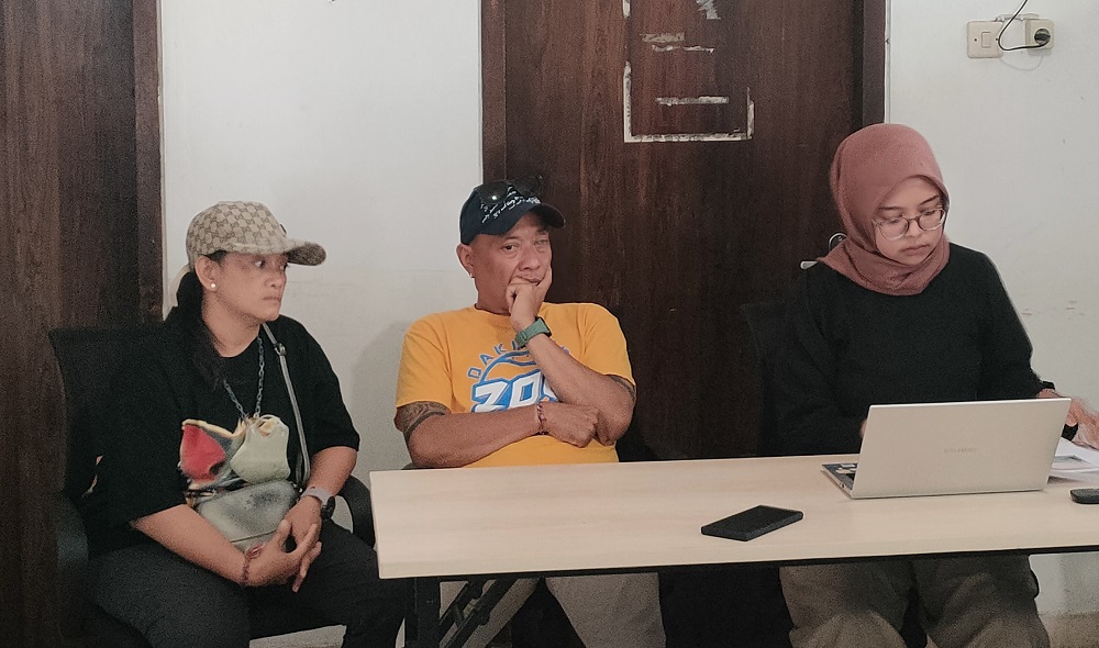 Wayan Suparta di antaraa istrinya Airin (kiri) dan Direktur LBH Bali Rezky Pratiwi (kanan)