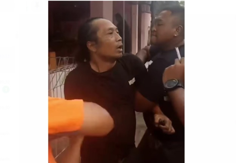 Warga di wilayah Jimbaran mengamankan seorang pria yang diduga mencuri belasan slop rokok