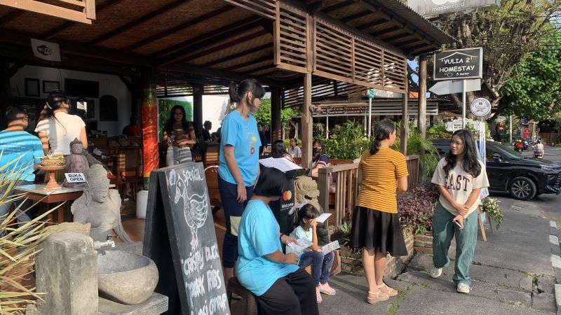 Anak-anak istimewa yang bekerja di Blessing Child Caf&eacute;, Sanur, Kota Denpasar.