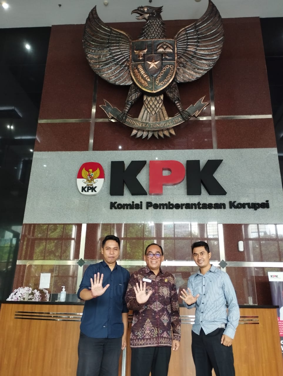 Kepala SMP N 4 Singaraja, Putu Budiastana (tengah) di Kantor KPK.