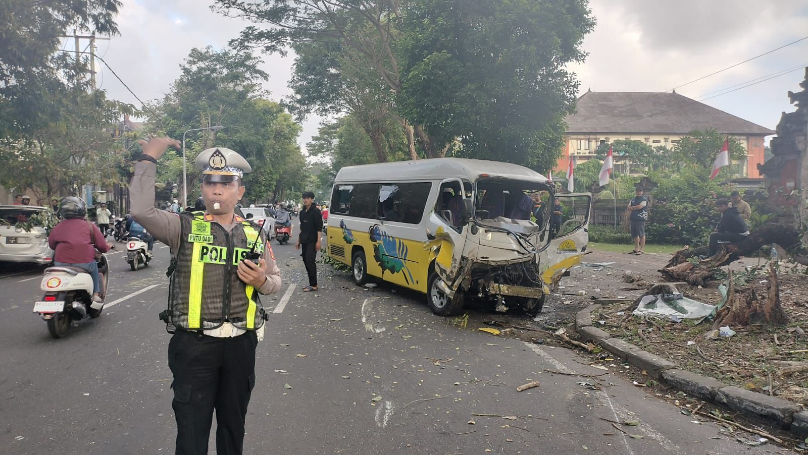 Polisi mengamankan lokasi kecelakaan mobil dengan micorbus di Renon.