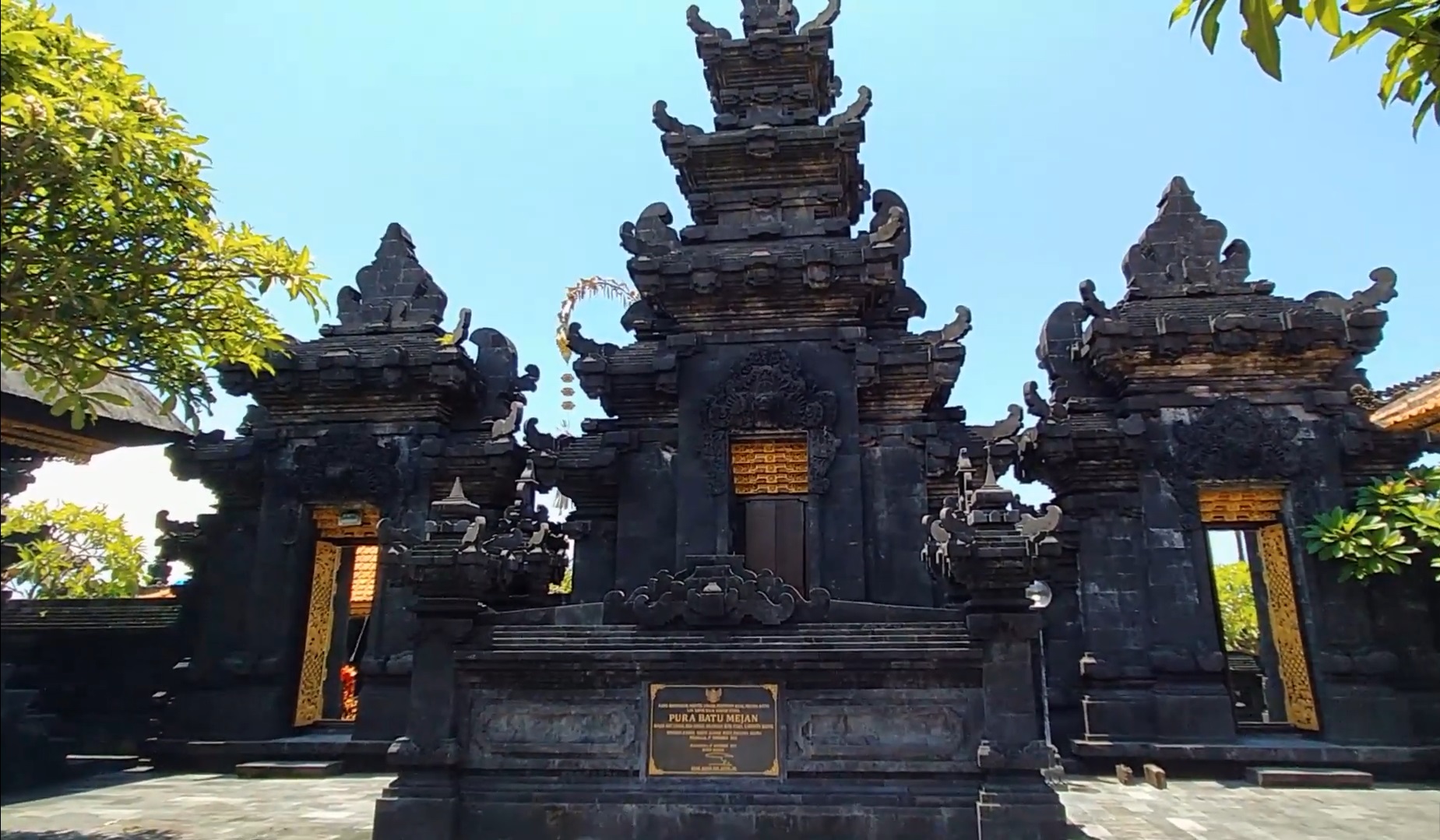 Pura Batu Mejan di Desa Canggu, Kecamatan Kuta Utara, Kabupaten Badung Bali yang kerap muncul Ayam Jago Misterius