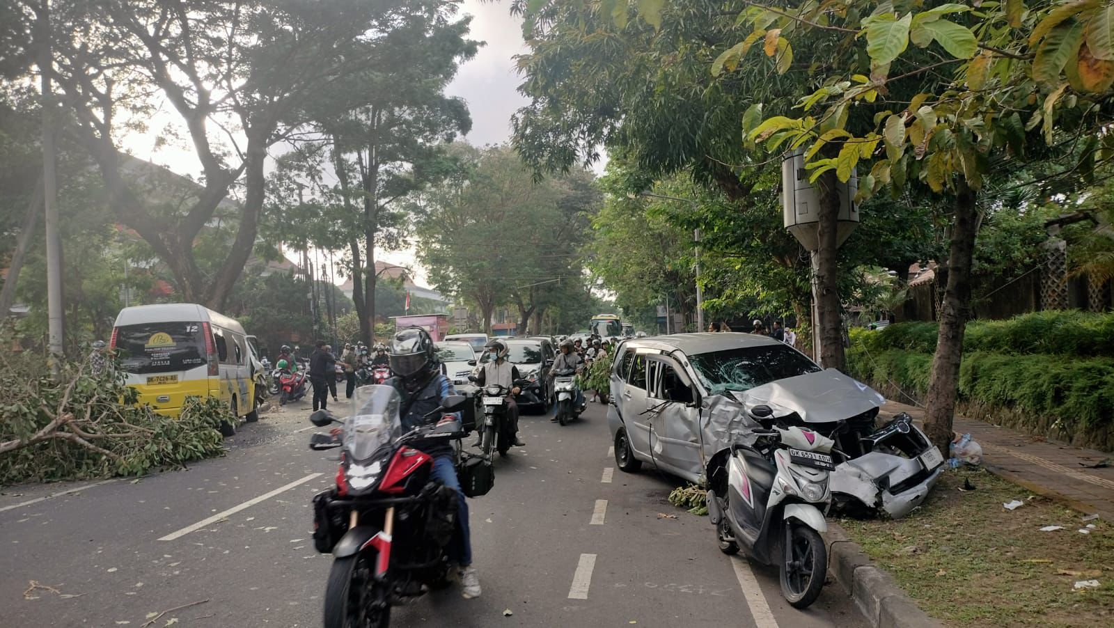 Kecelakaan di simpang empat Renon, Denpasar, Sabtu (6/7/2024). Bagian depan mobil Xenia ringsek.