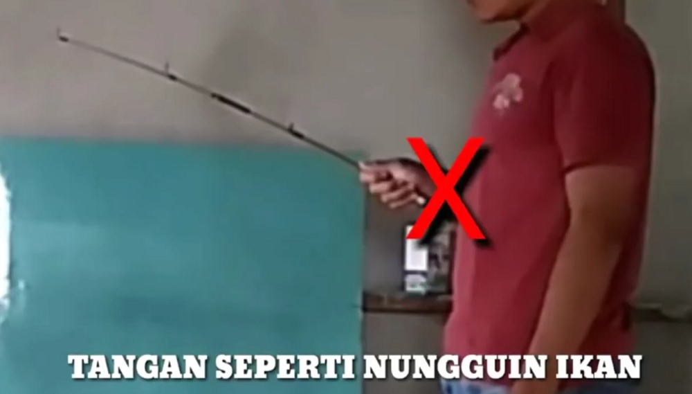 Trik mancing botol di Pesta Kesenian Bali tidak bisa dengan tangan menggenggam seperti nunggu ikan.
