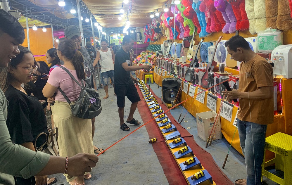 Mancing botol agar bisa berdiri dapat handphone di Pesta Kesenian Bali.