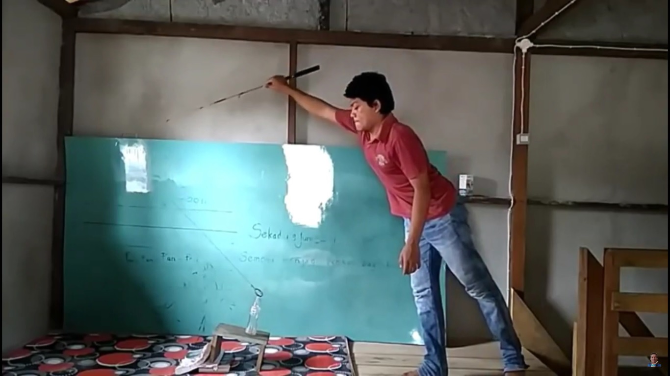 Trik mancing botol adalah dorong alat pancing ke depan sampai botol berdiri.