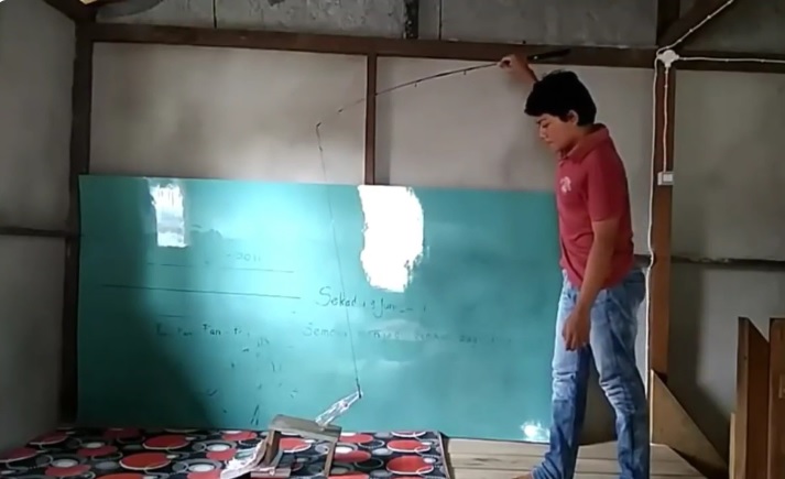 Posisi kaki dan alat pancing dalam mancing botol harus diperhatikan.