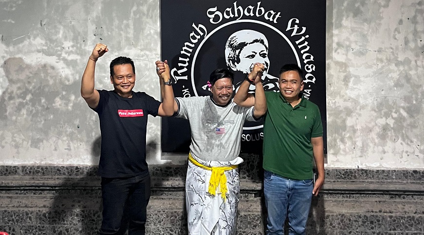 I Gede Winasa (tengah) mengangkat tinggi tangan I Made Kembang Hartawan (kiri) dan I Gede Ngurah Patriana Krisna (kanan) didepan keluarga dan para simpatisannya, Jumat (5/7/2024).