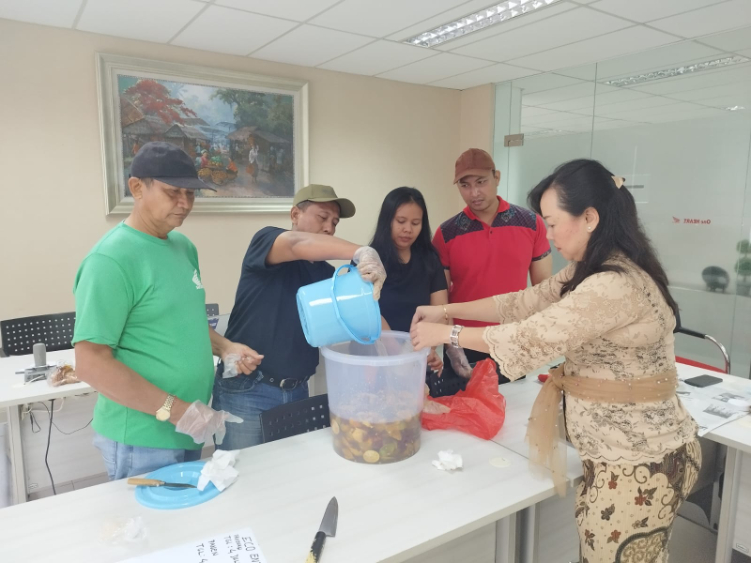 Aktivitas mengolah sampah rumah tangga dengan metode menggunakan metode komposting