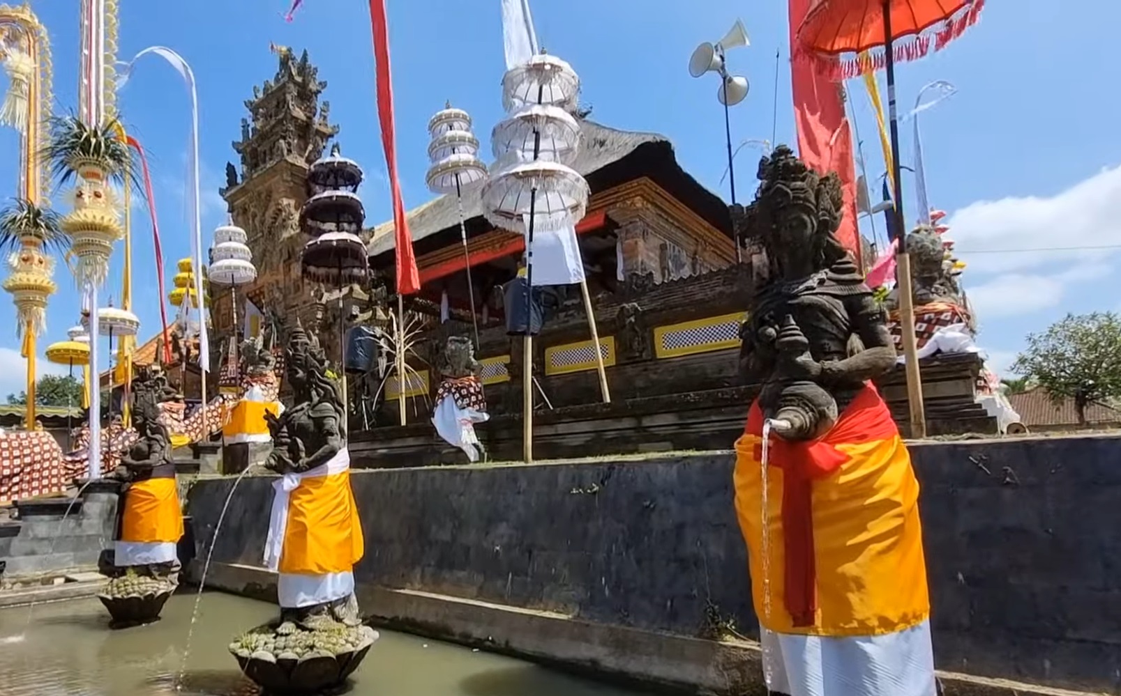 Pura Luhur Giri Kusuma merupakan pura kuno yang berada di Desa Adat Blahkiuh, Kecamatan Abiansemal, Kabupaten Badung, Bali
