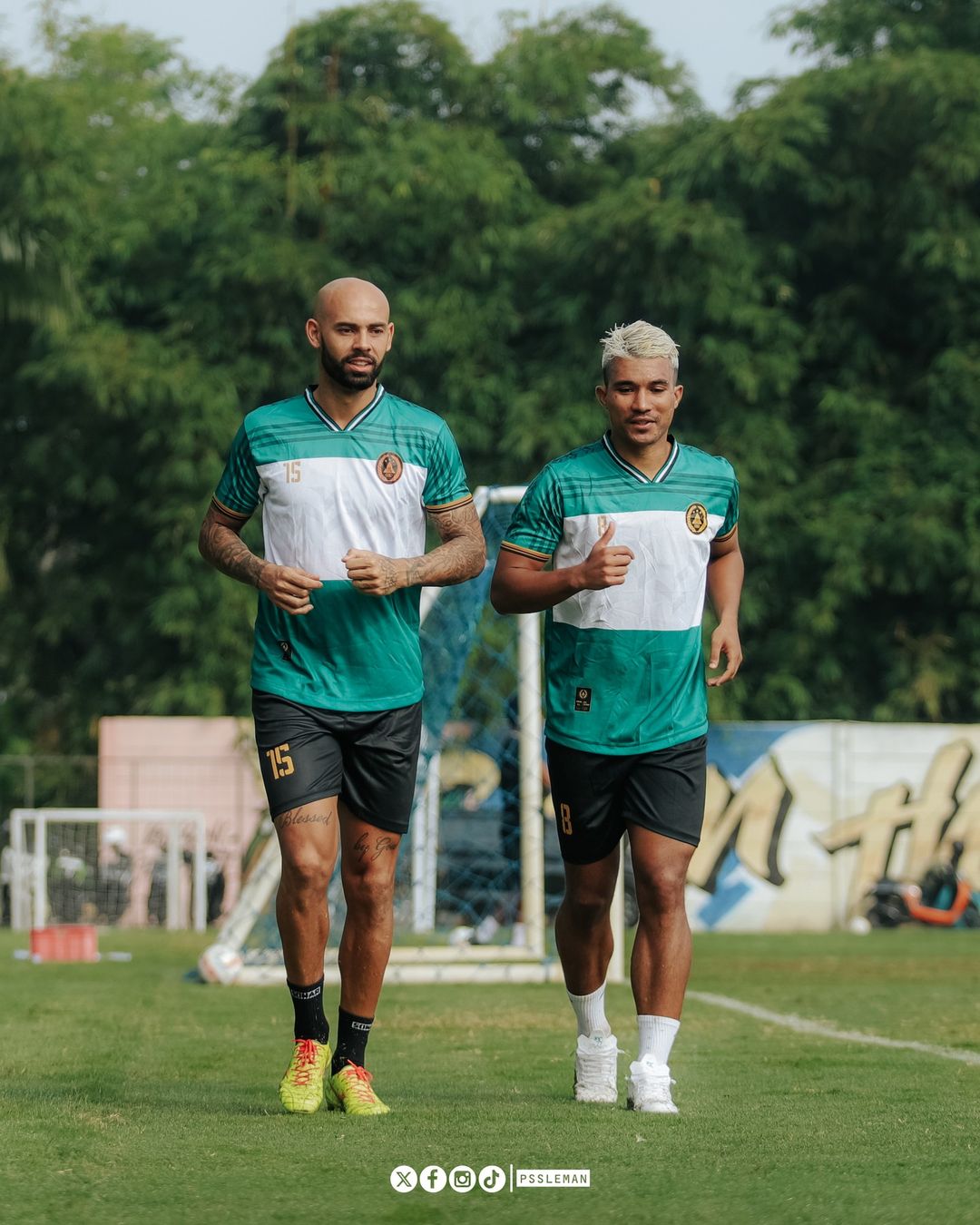 Dua striker baru PSS Sleman menjalani latihan.