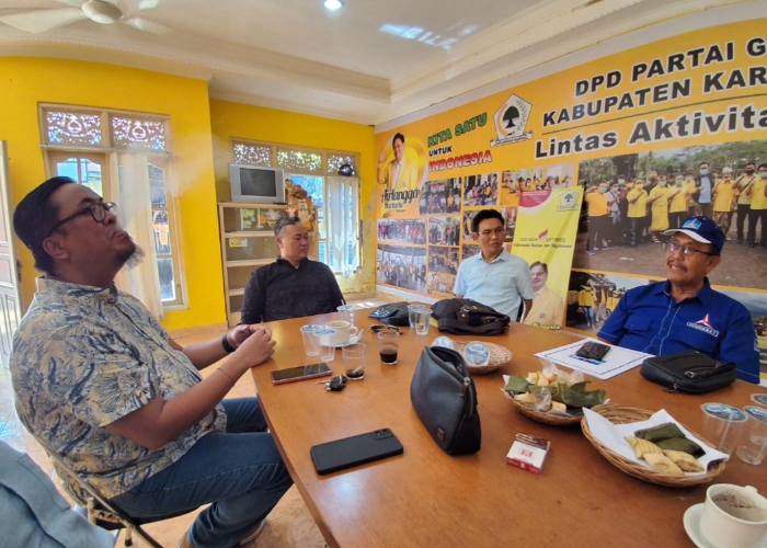 BERTEMU: Ketua DPC Partai Demokrat Karangasem I Komang Wirawan mendatangi Kantor DPD II Partai Golkar Karangasem belum lama ini.
