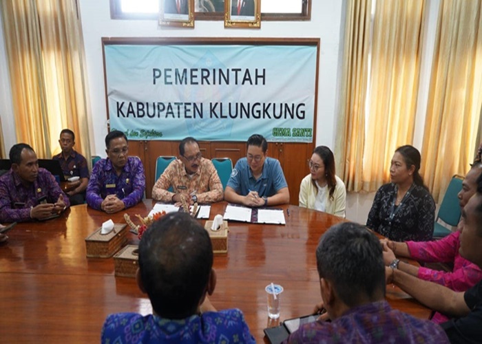 Pj Bupati Klungkung I Nyoman Jendrika saat tandatangan MoU dengan Direktur Utama PT. Mitra Kasih Perkasa tentang pemungutan retribusi pariwisata kawasan wisata Nusa Penida beberapa waktu lalu.