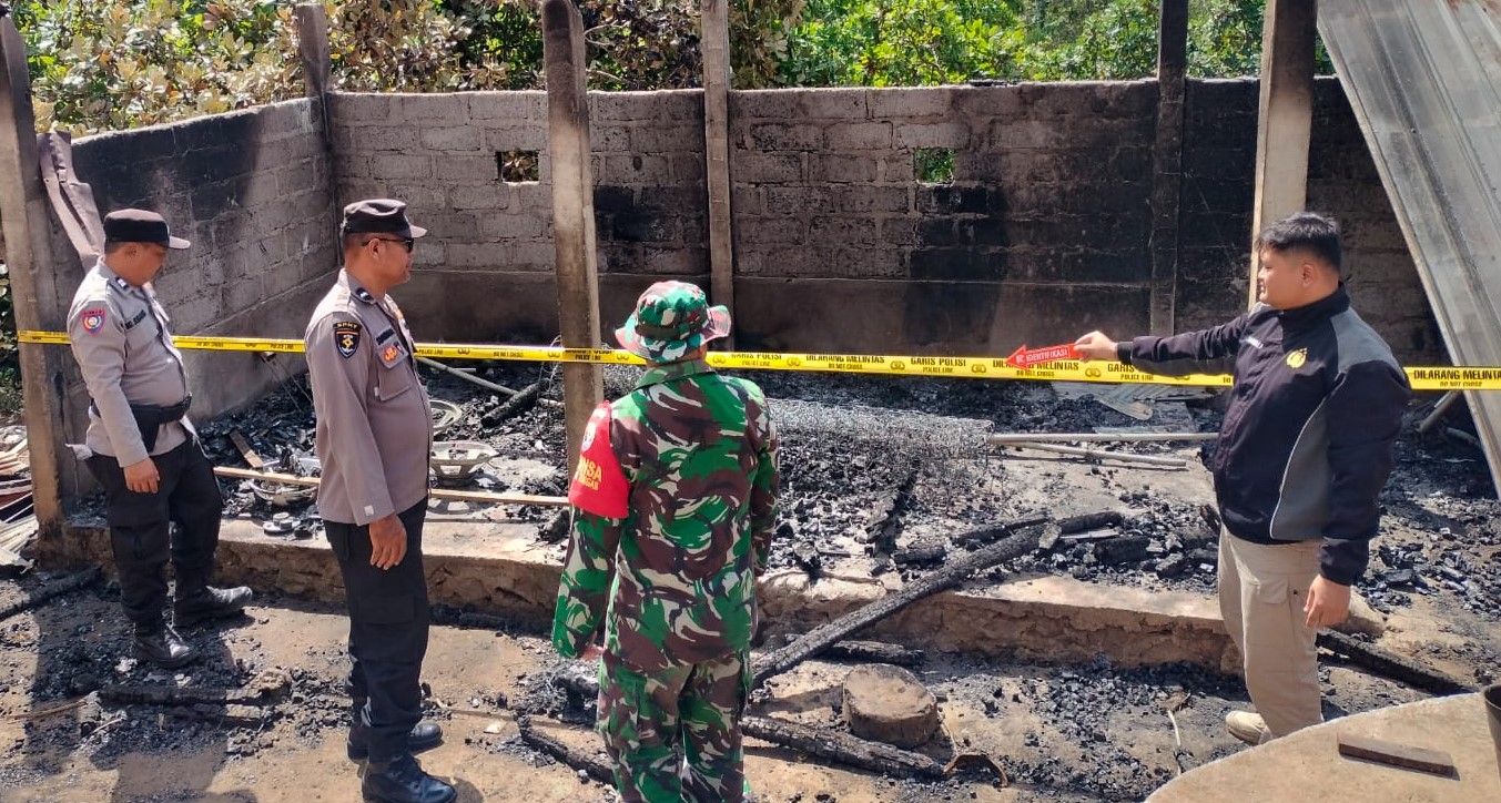 Polisi melakukan olah TKP rumah yang sengaja dibakar oleh tetangganya di Kecamatan Kubu, Karangasem, Bali pada Minggu (7/7/2024).