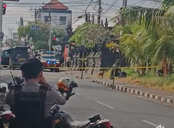 Petugas kepolisian mengecek koper misterius yang ditemukan di pinggir jalan wilayah Mengwi Bali