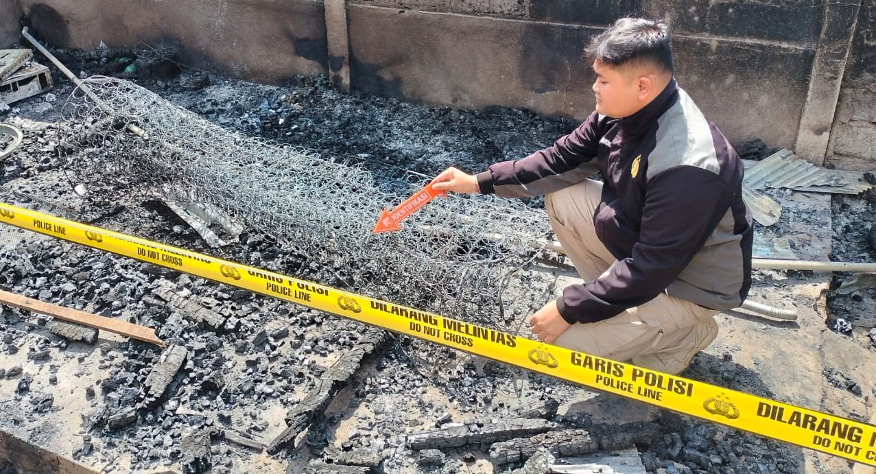 Polisi olah TKP rumah yang dibakar oleh I Nyoman Simpen di Kecamatan Kubu, Karangasem, Bali pada Minggu (7/7/2024).