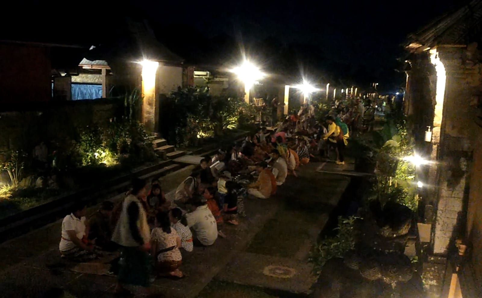 Penglipuran Village Festival ditutup dengan magibung pada Minggu (7/7/2024) malam.