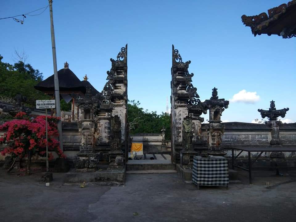 Pintu masuk ke Pura Dalem Kerangkeng di Desa Batukandik, Kecamatan Nusa Penida, Klungkung