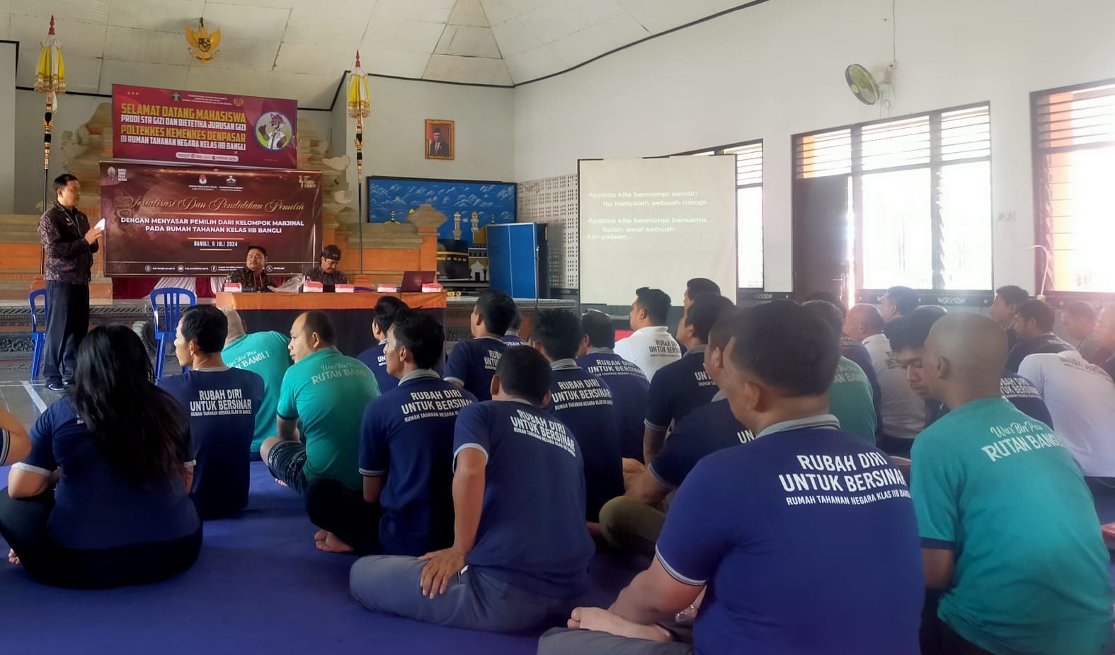 Warga Binaan Pemasyarakat (WBP) di Rutan Kelas IIB Bangli mengikuti sosialisasi pilkada yang digelar KPU Bangli, Selasa (9/7/2024).