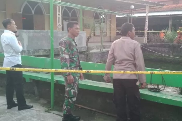 Kolam tempat kejadian perkara meninggalnya Fajar Nugroho di Kabupaten Klaten, Jawa Tengah, Senin (8/7). (Polsek Cawas/Antara)