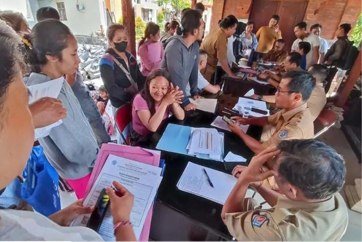 Orang tua siswa datangi Disdikpora Denpasar untuk menyampaikan keluhan PPDB