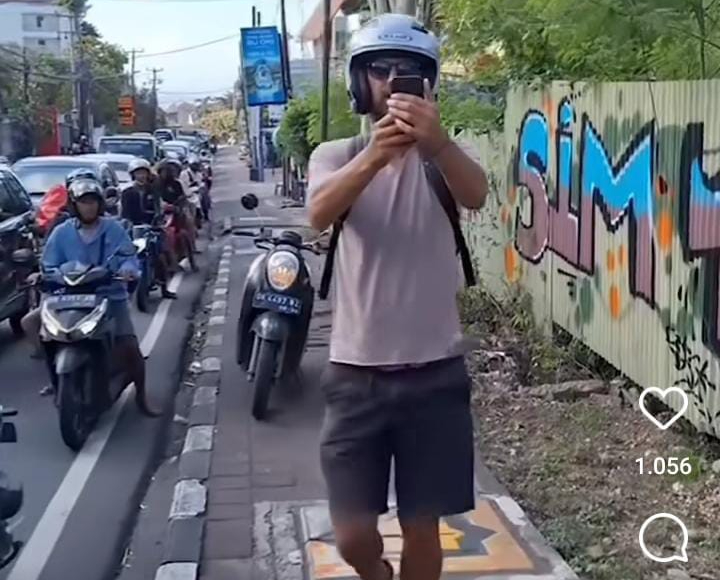 Seorang bule tak terima ditegur usai naik motor di atas trotoar