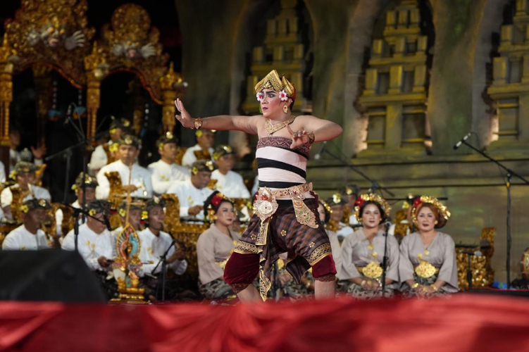PEMENTASAN: Penampilan Sekaa Gong Legendaris Kerthi Budaya saat parade gong legendaris di panggung terbuka Ardha Candra, Taman Budaya Art Center, Denpasar, Senin (8/7).