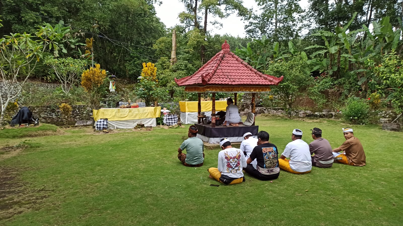 Petirtan Beji Gumuk Kancil, di Dusun Wonoasih, Desa Bumiharjo, Kecamatan Glenmore, Kabupaten Banyuwangi, Jawa Timur yang menjadi tempat melukat bagi umat Hindu di Banyuwangi